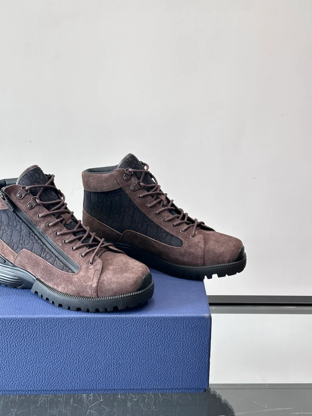 p600 "Dio＊" Combat Oblique high-top sneakers, black glossy leather + Oblique presbyopic canvas splicing, low-key luxury and super recognizable. The EVA sole is lightweight and cushioned, making it comfortable for daily wear or long walks. The high-top design is perfect for support, and the tongue and sole have the "DIOR" logo. You must pay attention to details! Whether it is casual or urban style, it can be easily controlled. It is a high-end luxury item that combines fashion and function. It is a popular choice for men's shoes size: 39-44 (38.45 customized)